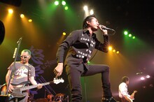 写真は赤坂BLITZで熱演する怒髪天。このライブは即日ソールドアウトを記録しているだけに、SHIBUYA-AXでの感謝祭もチケットは争奪戦となりそうだ。