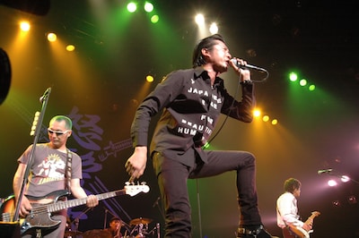 写真は赤坂BLITZで熱演する怒髪天。このライブは即日ソールドアウトを記録しているだけに、SHIBUYA-AXでの感謝祭もチケットは争奪戦となりそうだ。