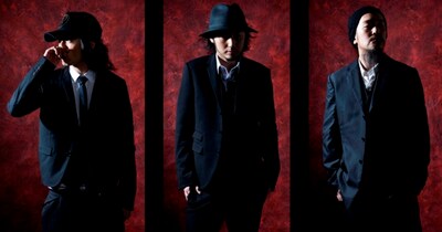 アルバムのリリースにあわせて、最新ビジュアルも公開。シックなスーツに身を包んだ3人のクールな表情に注目だ。
