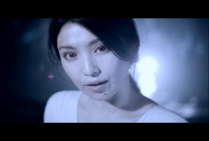 CDジャケットと同じく、緋色の瞳で歌う鬼束。