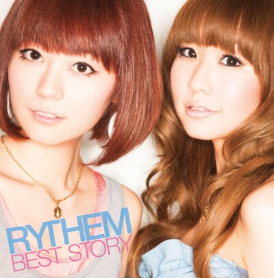 写真は「BEST STORY」のDVD付き初回限定盤A。DVDには「ブルースカイ・ブルー」「WINNER」を除くビデオクリップ15曲が収録される。