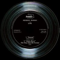 CDはレコードを模した凝ったデザイン。現在のところ店頭発売は未定となっている。