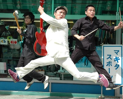 マキタ学級のアーティスト写真。背景はマキタの実家であり、芸名の由来でもあるスポーツ用品店「マキタスポーツ」。