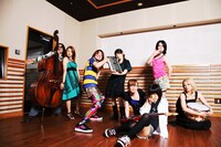 メロン記念日×ミドリ、奇跡の合体ショット。少し前までは想像だにしなかった光景だ。