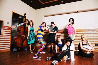 メロン記念日×ミドリ、奇跡の合体ショット。少し前までは想像だにしなかった光景だ。