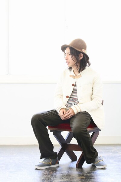 次松はこのアルバムについて「アルバムタイトルは“豚の鳴き声を明るくする”という意味ですが、とくに深い意味は無いです。楽しいアルバムです。20代の最後に作った、ぼくの最高傑作です」とコメント。