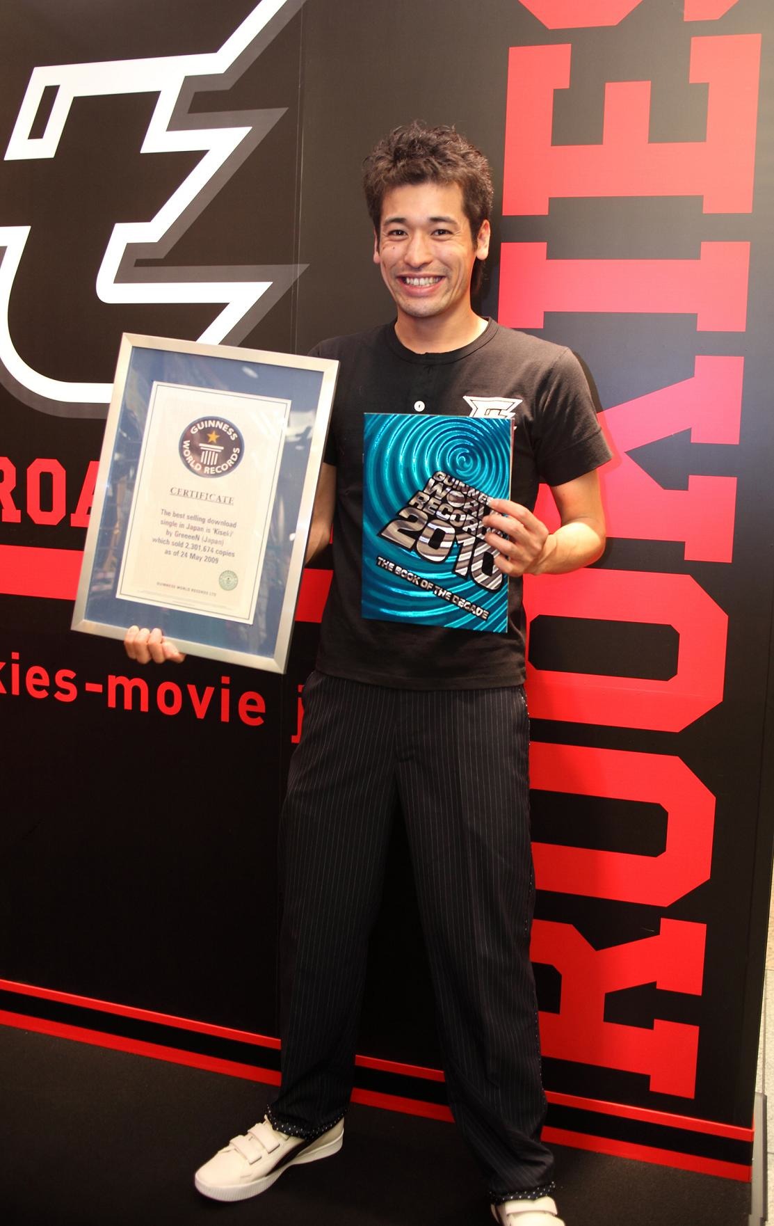 佐藤隆太が出演する映画「ROOKIES-卒業-」は、公開後2日間で100万人の観客動員、公開33日目ですでに興行収入69億円、観客動員570万人突破という大ヒットを記録。「キセキ」が使用された、映画と各種企業との“コラボレーションCM”の大量露出もあり、映画の大ヒットを受けて着うたフルのダウンロード数が再び急増。今回の大記録へとつながった。