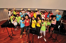 シングルの2曲目には、ヘキサゴンオールスターズ総勢30名がひとつのスタジオで合唱したバーションを収録。