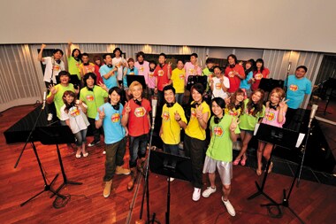 シングルの2曲目には、ヘキサゴンオールスターズ総勢30名がひとつのスタジオで合唱したバーションを収録。