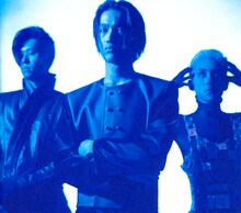 左から藤井麻輝、遠藤遼一、森岡賢。3人あわせてSOFT BALLETだ。なお、本ボックスには1995年発売のリミックスアルバム「FORMs」の音源は未収録。