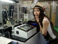 用途のわからない謎の機械を見つけてテンションの上がるMay。