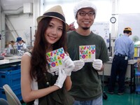 できたてほやほやのシングルをゲットして上機嫌の2人。工場員と化したDaichiもおもわずニッコリ。