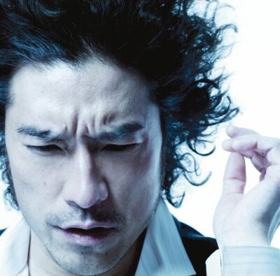 アルバム「FIRST」（写真）には最新シングル「明星」を含む15曲を収録。