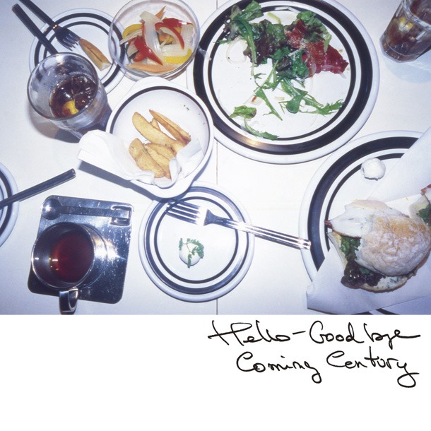 写真は「Hello-Goodbye」通常盤ジャケット。初回限定盤は2仕様ともメンバー3人が登場するジャケットとなっている。