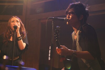 フィーメールラッパー/シンガーのCOMA-CHIが、スガとともに名曲「夜空ノムコウ」をどう表現するのか興味深いところ。