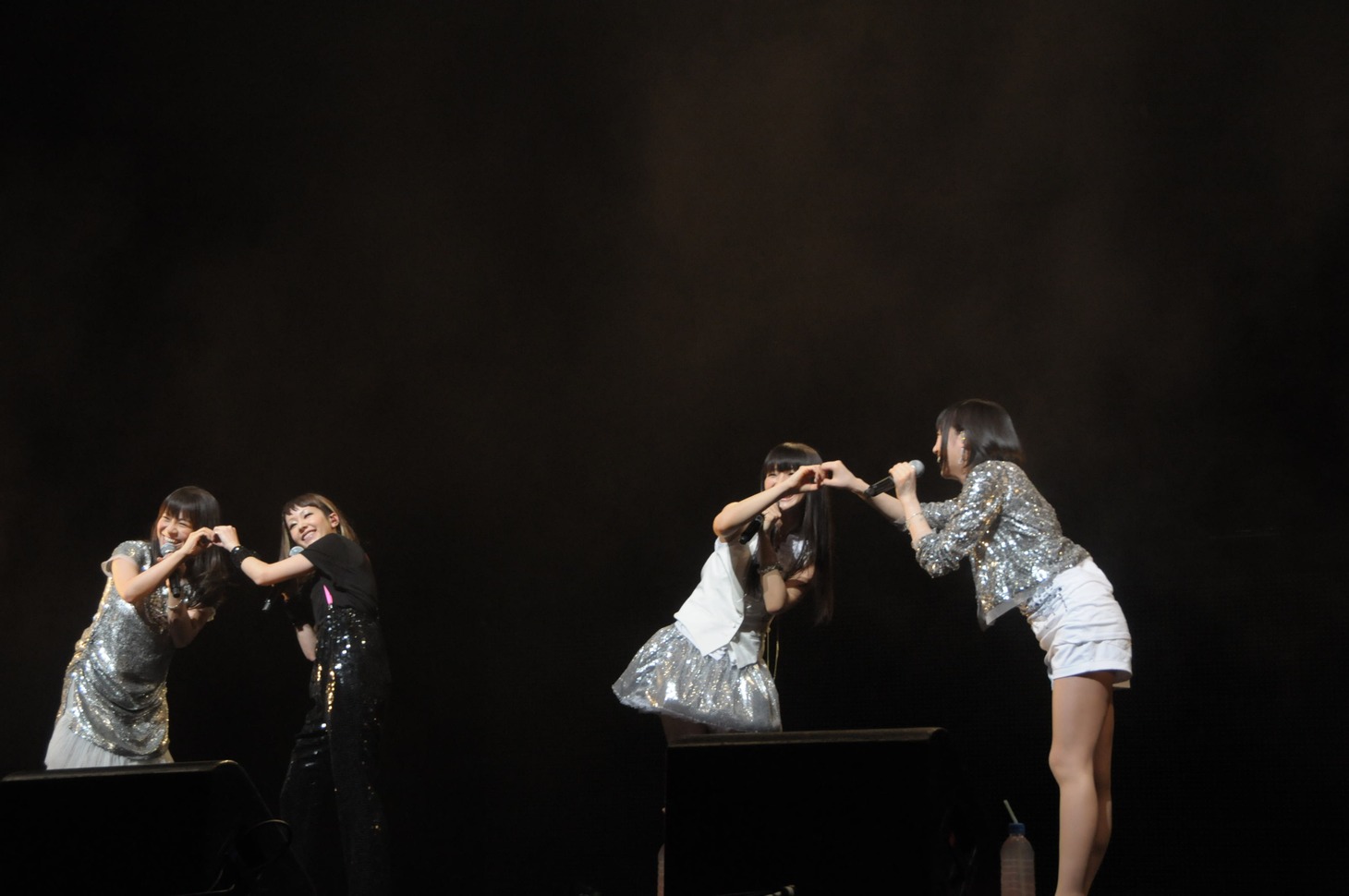 この日のライブには木村カエラ∞Perfumeのほか、東京スカパラダイスオーケストラ、ザ・クロマニヨンズ、FLYING KIDSなど合計12組が出演した。ナタリーでは他のアーティストのステージについても後日レポートを掲載予定。