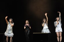 カエラは黒のクールな衣装、Perfumeはシルバーと白の衣装で登場。