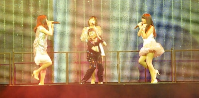 「Jasper」ではPerfumeの3人が、ここでしか見られないオリジナルの振り付けを披露した。