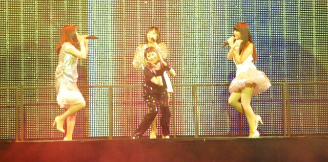 「Jasper」ではPerfumeの3人が、ここでしか見られないオリジナルの振り付けを披露した。