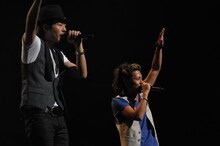 HOME MADE 家族は会場中を“家族”にするパワフルなステージを展開。