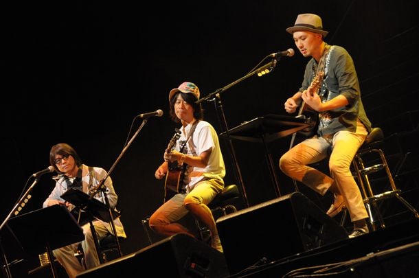 浜真心は仲良しっぷりがうかがえるゆるいライブを展開。