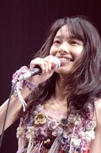 Coccoは10月21日にリリースされるCurly Giraffeの企画カバーアルバム「Thank You For Being A Friend」に参加している。