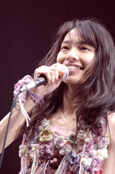 Coccoは10月21日にリリースされるCurly Giraffeの企画カバーアルバム「Thank You For Being A Friend」に参加している。