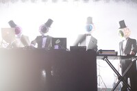 6月13日にLIQUIDROOM ebisuで開催されたUKAWANIMATION!ワンマンライブでのEBIS RESIDENTSのパフォーマンス。ステージ上でシャツにアイロンがけするなどの奇行でオーディエンスを沸かせた。