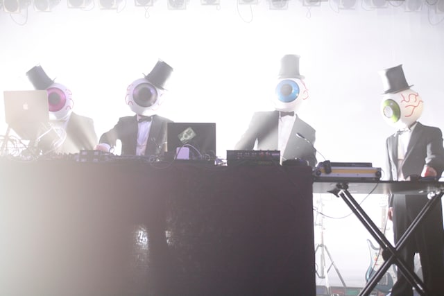 写真は6月13日にLIQUIDROOM ebisuで開催されたUKAWANIMATION!ワンマンライブでのEBIS RESIDENTSのパフォーマンス。