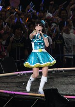 歌う水樹奈々とサイリウムを振るファン。