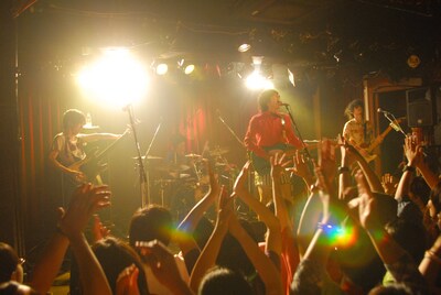 白ポロ＋メガネ＋ブラックジーンズを脱皮し、すっかりカラフルな衣装が板についてきたメンバーたち。