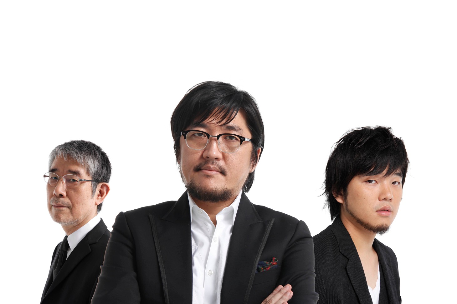 冨田恵一（写真中央）のソロプロジェクト、冨田ラボは秦基博（右）＆松本隆（左）とのコラボによるシングル「パラレル feat. 秦 基博」を9月16日にリリースする。