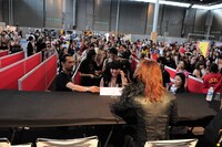 握手会の様子。会場では日本未発売の写真集も販売された。