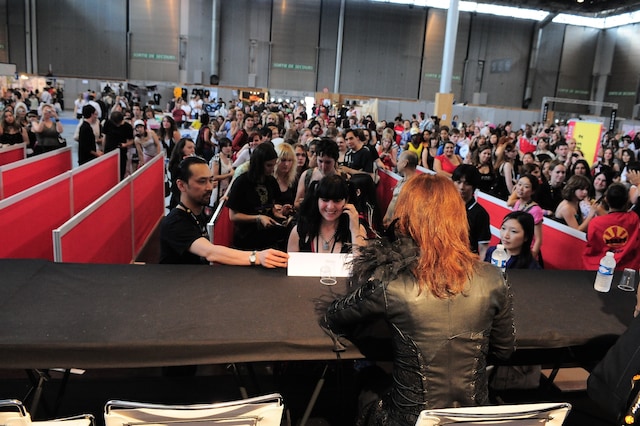 握手会の様子。会場では日本未発売の写真集も販売された。