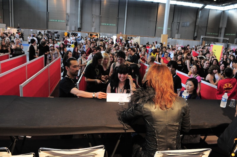 握手会の様子。会場では日本未発売の写真集も販売された。