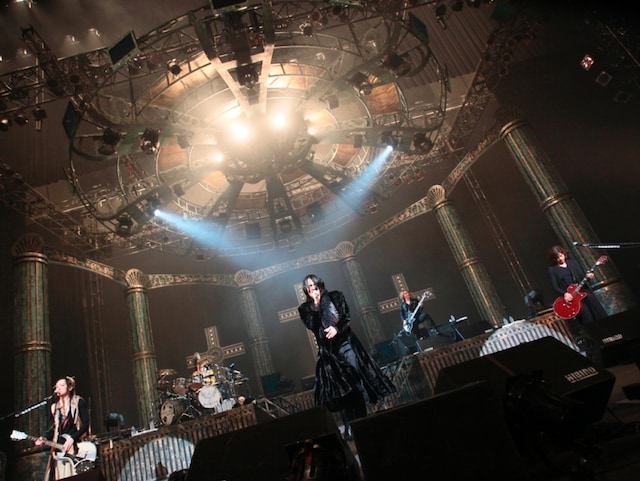 教会を彷彿させるステージセットは、アルバム「memento mori」の世界観にぴったり。