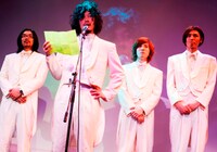 おそらく二度と見られないであろう、メンバー4人の白タキシード姿。