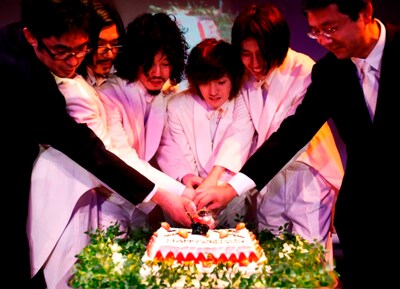 メンバー4人と所属事務所・UKプロジェクトの遠藤社長、EMIミュージック・ジャパンの市井社長によるケーキカット。