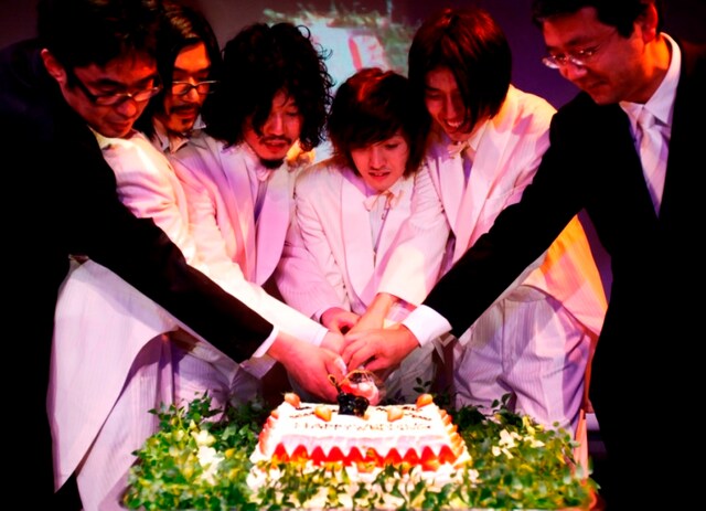 メンバー4人と所属事務所・UKプロジェクトの遠藤社長、EMIミュージック・ジャパンの市井社長によるケーキカット。