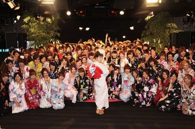 浴衣女子100人とミリヤの集合写真。