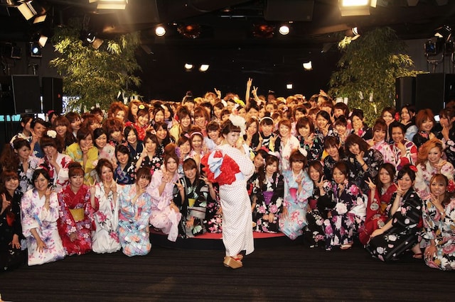 浴衣女子100人とミリヤの集合写真。