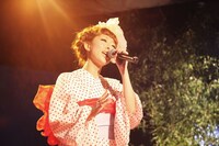 ドットをあしらった可憐な浴衣を着て熱唱するミリヤ。