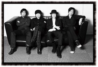 グループ魂でバンドメンバーの宮藤官九郎はこのアルバムを聴いて「とりあえず、なんかすごいと思いました。俺の書く歌詞には月とか風とか水平線とか間違っても出てこないので。これが富澤さんの本気なのか。グループ魂は浮気なのか。俺は浮気相手なのか。奥さんと楽しげに手をつないで歩いているところをうっかり見てしまった浮気相手の心境なのか。潰してやる！」と心境を語っている。