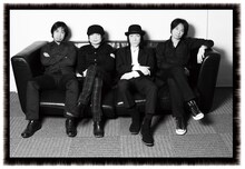 グループ魂でバンドメンバーの宮藤官九郎はこのアルバムを聴いて「とりあえず、なんかすごいと思いました。俺の書く歌詞には月とか風とか水平線とか間違っても出てこないので。これが富澤さんの本気なのか。グループ魂は浮気なのか。俺は浮気相手なのか。奥さんと楽しげに手をつないで歩いているところをうっかり見てしまった浮気相手の心境なのか。潰してやる！」と心境を語っている。