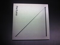 初回限定盤のジャケットのために制作され、撮影で実際に使用した約30cm平方のオリジナルプレート。初回盤購入者向け抽選特典として1名にプレゼントされる。