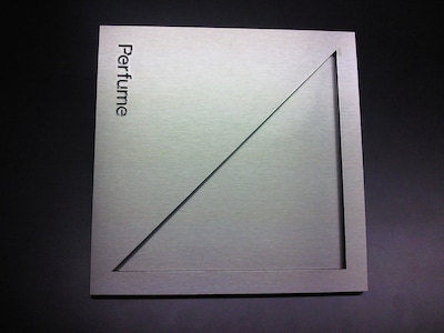 重厚な佇まいを感じさせる世界でたった1枚のプレート。サイズは約30cm平方。