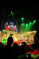 「涙サプライズ！」を熱唱するAKB48。