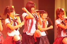 「涙サプライズ！」を熱唱するAKB48。