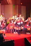 「涙サプライズ!」を熱唱するAKB48。