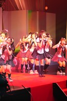 「涙サプライズ！」を熱唱するAKB48。